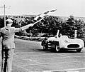 Tourist Trophy Race, Dundrod-Circuit in Nordirland, 17. September 1955. Das Sieger-Fahrerteam Stirling Moss/John Fitch (Startnummer 10) auf Mercedes-Benz Typ 300 SLR (W 196 S). Stirling Moss fährt durch Ziel.